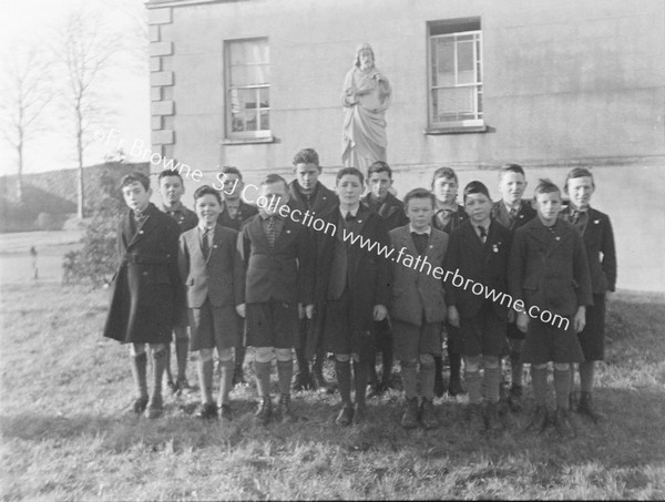 GROUP OF BOY PIONERRS